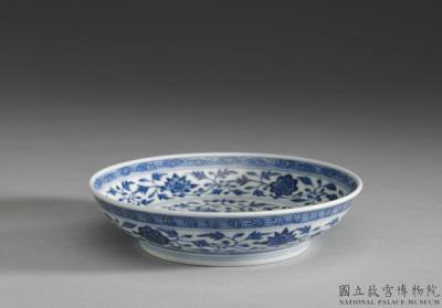 图片[2]-Dish with Indian lotus scrolls in underglaze blue, Qing dynasty, Qianlong reign (1736-1795)-China Archive